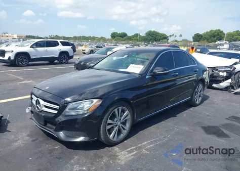 2017 Mercedes-Benz C 300 Luxury/Sport z USA, uszkodzony, nr VIN 55SWF4JB2HU210109